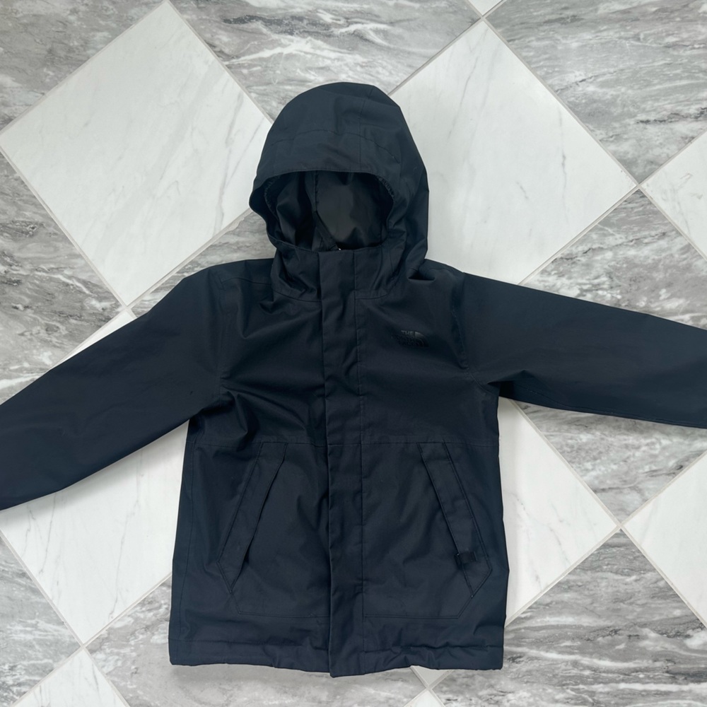North face boys snow coat with removable fleece liner. Size Small.